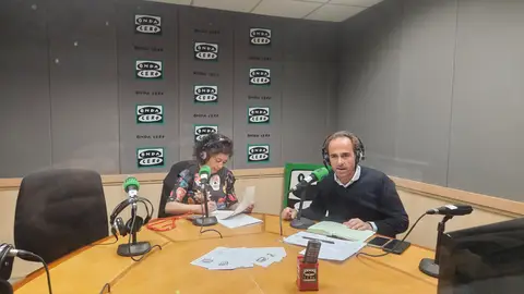 Silvia González y Juan Parejo en los estudios de Onda Cero Silvia González y Juan Parejo en los estudios de Onda Cero