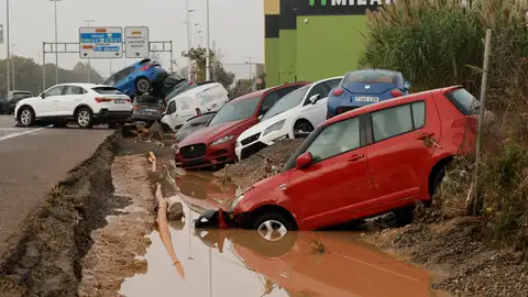 Estado en el que se encuentran varios vehículos por las intensas lluvias de la fuerte dana que afecta especialmente el sur y el este de la península ibérica, este miércoles en Picaña (Valencia). Estado en el que se encuentran varios vehículos por las intensas lluvias de la fuerte dana que afecta especialmente el sur y el este de la península ibérica, este miércoles en Picaña (Valencia).