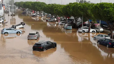 Vista general del polígono industrial de Sedaví anegado a causa de las lluvias torrenciales de las últimas horas. Vista general del polígono industrial de Sedaví anegado a causa de las lluvias torrenciales de las últimas horas.