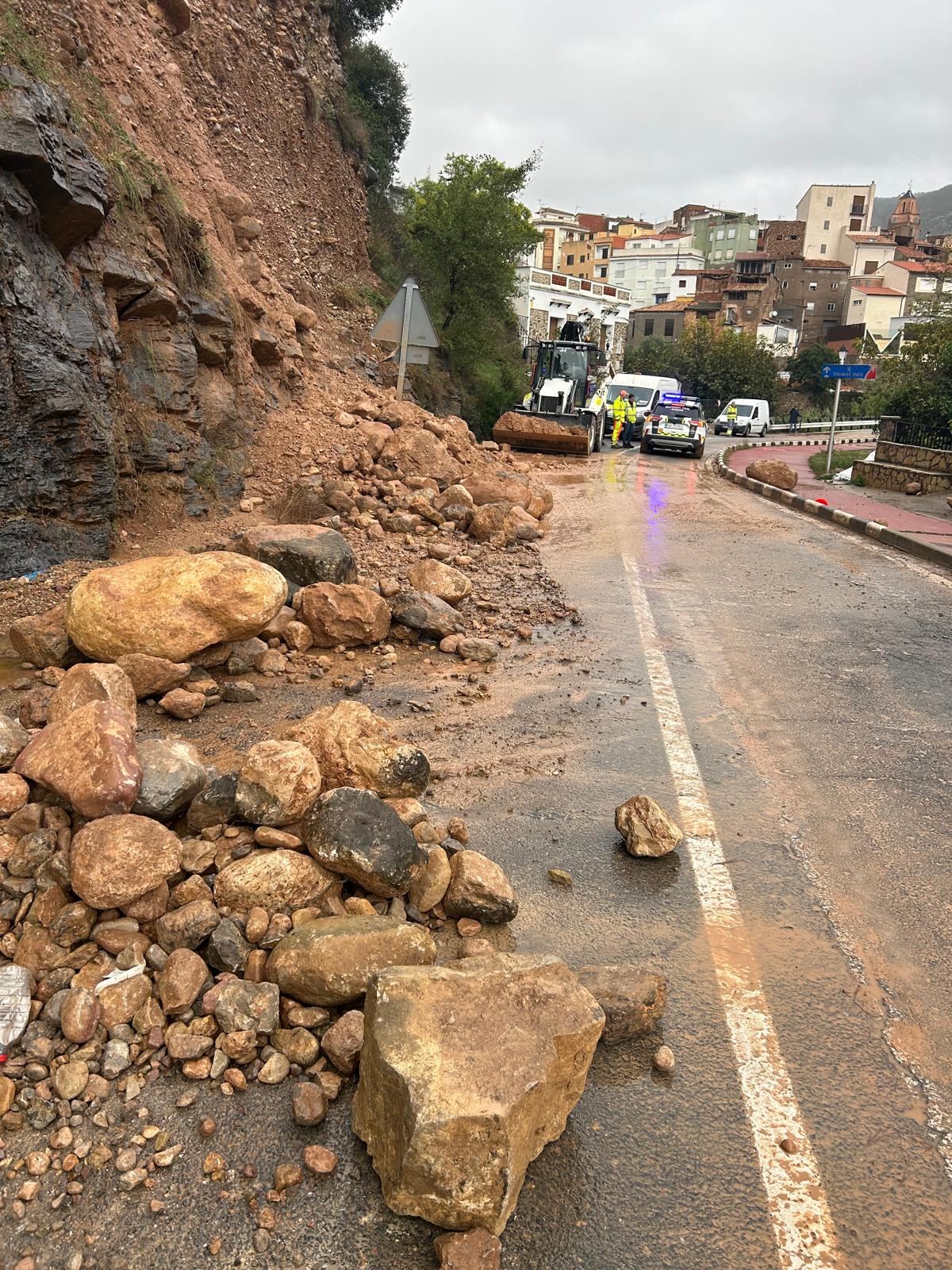 El temporal obliga a suspender trenes entre Castellón y Valencia y desborda el Mijares en Montanejos El temporal obliga a suspender trenes entre Castellón y Valencia y desborda el Mijares en Montanejos