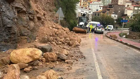 El temporal obliga a suspender el los tres entre Castellón y Valencia y desborada el Mijares en Montanejos El temporal obliga a suspender el los tres entre Castellón y Valencia y desborada el Mijares en Montanejos
