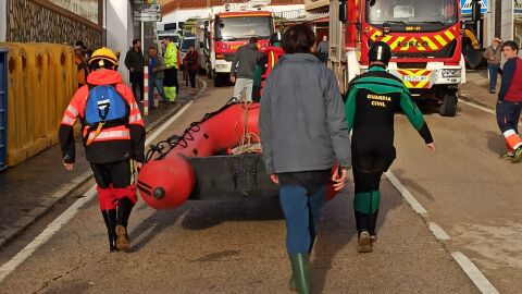 La Guardia Civil, la UME y los bomberos participan en el operativo de rescate en Mira desde la noche de ayer, martes