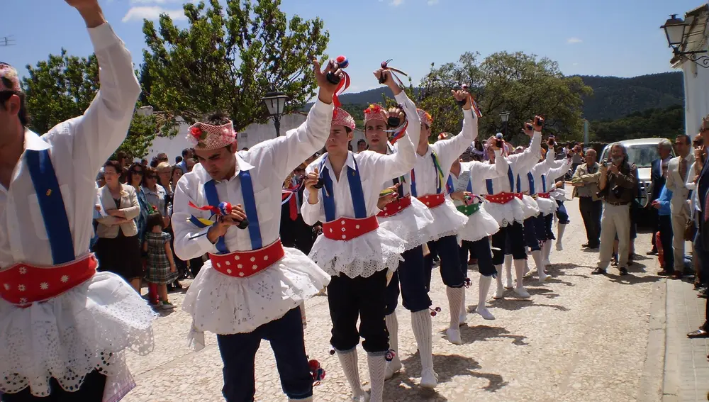 La danza de Hinojales, conocida como "Lanza", es una tradición que se celebra en honor de la Virgen de Tórtola. La danza de Hinojales, conocida como "Lanza", es una tradición que se celebra en honor de la Virgen de Tórtola.