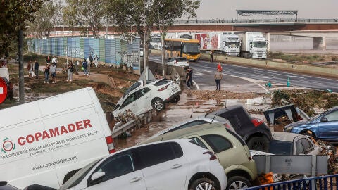 Veh&iacute;culos destrozados y agua por las calles tras el paso de la DANA por el barrio de La Torre de Valencia, a 30 de octubre de 2024, en Valencia, Comunidad Valenciana (Espa&ntilde;a).