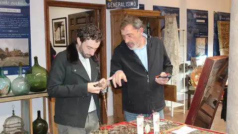Fran Peinado, concejal de Turismo, junto a uno de los anticuarios. Fran Peinado, concejal de Turismo, junto a uno de los anticuarios.