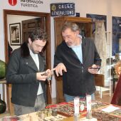 Fran Peinado, concejal de Turismo, junto a uno de los anticuarios.