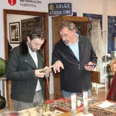 Fran Peinado, concejal de Turismo, junto a uno de los anticuarios. Fran Peinado, concejal de Turismo, junto a uno de los anticuarios.