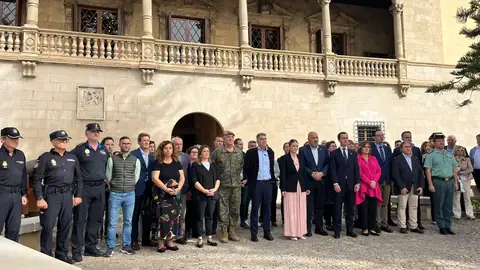 Autoridades de Baleares durante un minuto de silencio frente al Consolat de Mar en Palma. Autoridades de Baleares durante un minuto de silencio frente al Consolat de Mar en Palma.