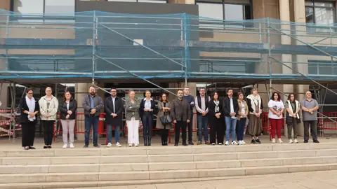 La corporación municipal de Vila-real durante el minuto de silencio. La corporación municipal de Vila-real durante el minuto de silencio.