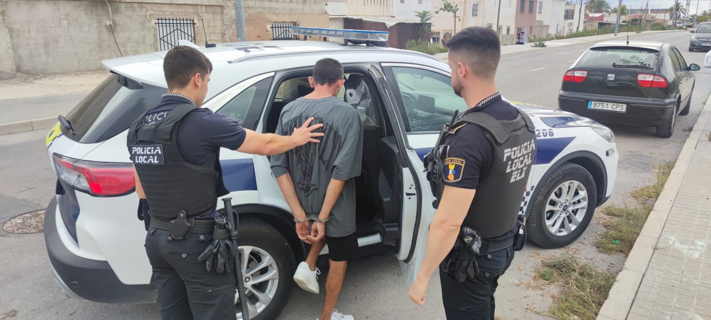 La Policía Local detiene en Elche a un hombre por acceder a una finca y robar aves La Policía Local detiene en Elche a un hombre por acceder a una finca y robar aves