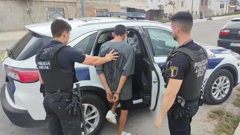 Agentes de la Policía Local de Elche con el hombre detenido. Agentes de la Policía Local de Elche con el hombre detenido.