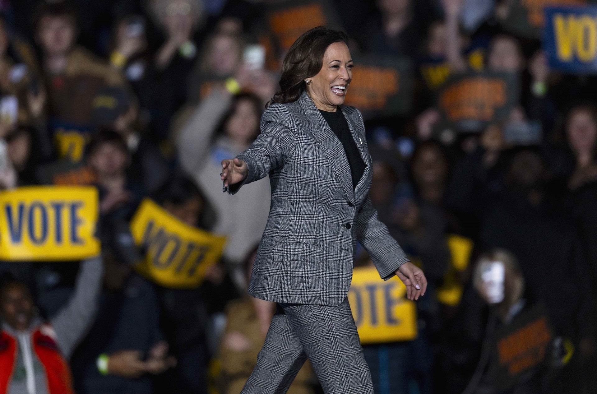 Cuando la ropa es el mensaje: el equilibrio de feminidad y poder en el estilismo de Kamala Harris Cuando la ropa es el mensaje: el equilibrio de feminidad y poder en el estilismo de Kamala Harris
