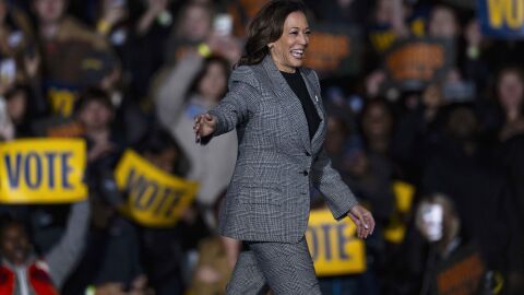 Cuando la ropa es el mensaje: el equilibrio de feminidad y poder en el estilismo de Kamala Harris