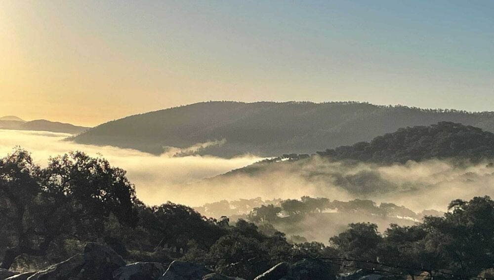 Una bella estampa de Hinojales al amanecer.