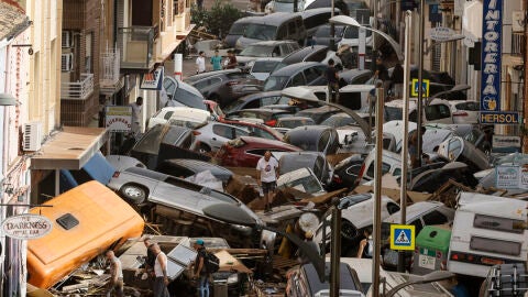 Veh&iacute;culos amontonados en una calle tras las intensas lluvias de la fuerte dana que afecta especialmente el sur y el este de la pen&iacute;nsula ib&eacute;rica, este mi&eacute;rcoles en Pica&ntilde;a (VaAlencia). EFE/Biel Ali&ntilde;o