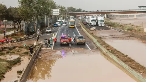 Vehículos en la V-30 tras el paso de la DANA y la subida del cauce del río Turia, a 30 de octubre de 2024, en Valencia, Comunidad Valenciana (España). Vehículos en la V-30 tras el paso de la DANA y la subida del cauce del río Turia, a 30 de octubre de 2024, en Valencia, Comunidad Valenciana (España).