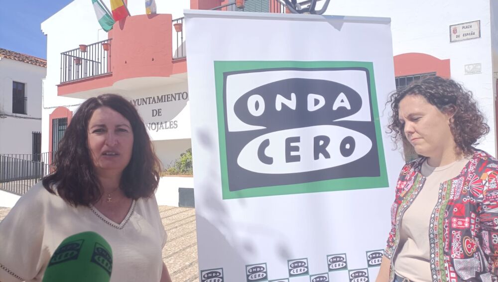 La alcaldesa de Hinojales, Isabel Delgado, junto a la concejala de Reto Demográfico, María del Pilar Pizarro.