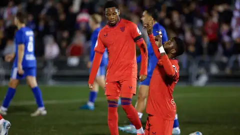 El delantero nigeriano del Sevilla Kelechi Iheanacho (d) celebra tras marcar el 0-2 durante el partido de primera ronda de la Copa del Rey entre Las Rozas y Sevilla, este miércoles en el Estadio Dehesa de Navalcarbón en Las Rozas de Madrid. El delantero nigeriano del Sevilla Kelechi Iheanacho (d) celebra tras marcar el 0-2 durante el partido de primera ronda de la Copa del Rey entre Las Rozas y Sevilla, este miércoles en el Estadio Dehesa de Navalcarbón en Las Rozas de Madrid.