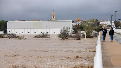 Dos personas contemplan el gran caudal del río Magre a su paso por Alfarp (Valencia) debido a las lluvias torrenciales que afectan a la Comunitat Valenciana, y especialmente a la provincia de Valencia, en la que se ha establecido el aviso rojo. Dos personas contemplan el gran caudal del río Magre a su paso por Alfarp (Valencia) debido a las lluvias torrenciales que afectan a la Comunitat Valenciana, y especialmente a la provincia de Valencia, en la que se ha establecido el aviso rojo.