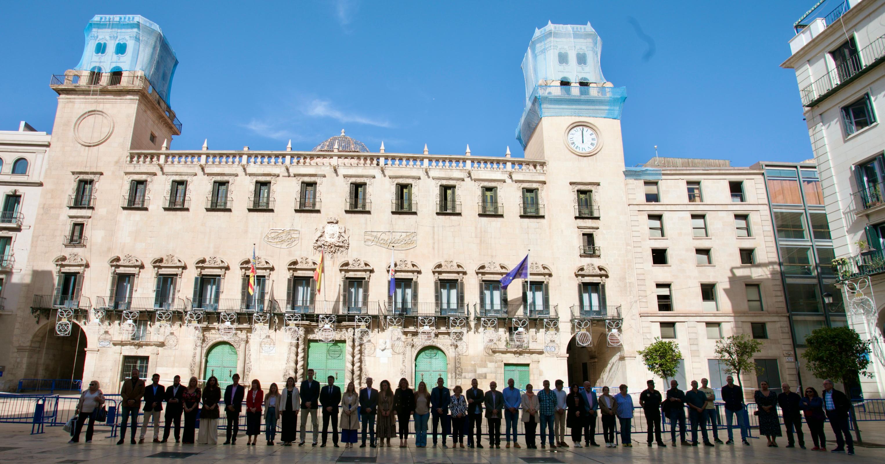 El ayuntamiento de Alicante muestra su dolor, apoyo y solidaridad con las víctimas de Valencia El ayuntamiento de Alicante muestra su dolor, apoyo y solidaridad con las víctimas de Valencia