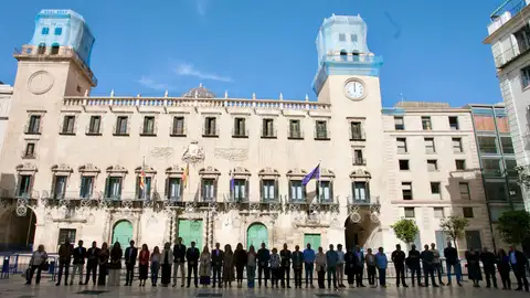 La corporación de Alicante al completo muestra su solidaridad con Valencia La corporación de Alicante al completo muestra su solidaridad con Valencia