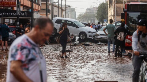 arias personas realizan labores de limpieza tras el paso de la DANA por el barrio de La Torre de Valencia, a 30 de octubre de 2024, en Valencia, Comunidad Valenciana (Espa&ntilde;a). 