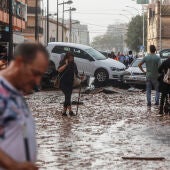 arias personas realizan labores de limpieza tras el paso de la DANA por el barrio de La Torre de Valencia, a 30 de octubre de 2024, en Valencia, Comunidad Valenciana (España). 