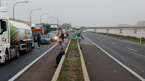 arios conductores aguardan junto a sus vehículos en la V-30 junto al nuevo cauce del Turia durante la mañana de este miércoles arios conductores aguardan junto a sus vehículos en la V-30 junto al nuevo cauce del Turia durante la mañana de este miércoles