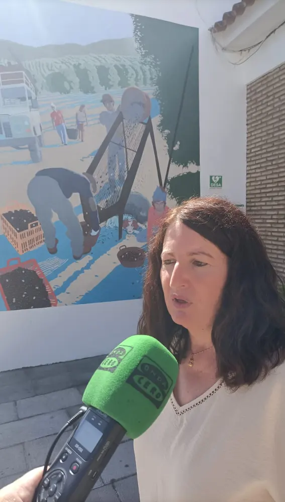 La alcaldesa de Hinojales, Isabel Delgado, ante un mural pintado en una de las fachadas del municipio. La alcaldesa de Hinojales, Isabel Delgado, ante un mural pintado en una de las fachadas del municipio.