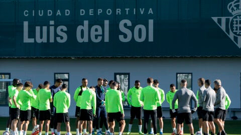 Manuel Pellegrini conversa con sus jugadores en un entrenamiento.