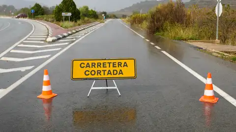 Una señal con carretera cortada tras el paso de la DANA. Una señal con carretera cortada tras el paso de la DANA.