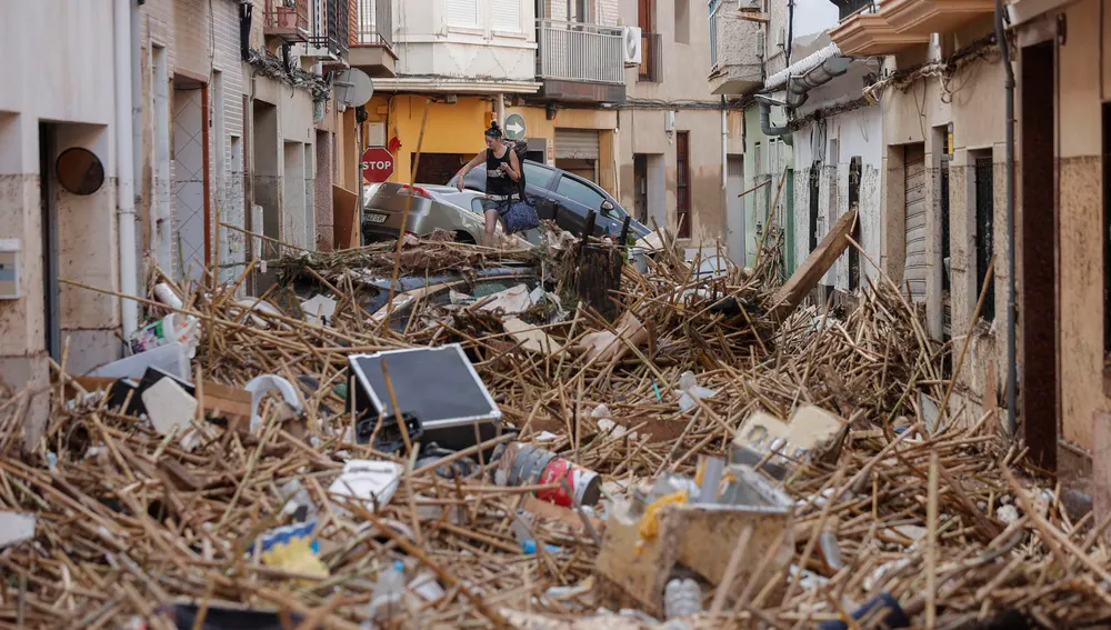 Vista de una calle afectada en Paiporta, tras las fuertes lluvias causadas por la DANA. Vista de una calle afectada en Paiporta, tras las fuertes lluvias causadas por la DANA.