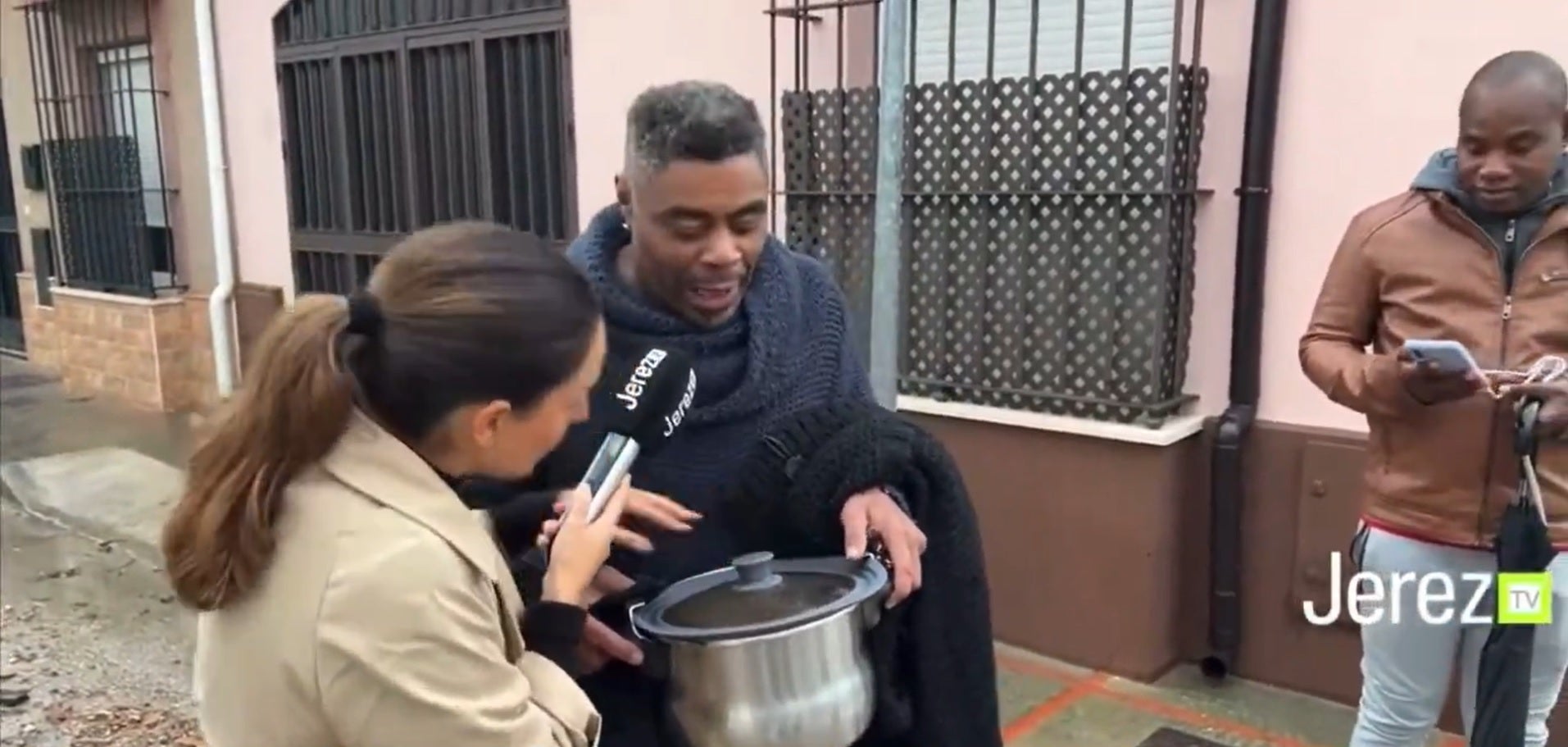 El vídeo viral del hombre que lo único que quiso salvar de su casa fueron las albóndigas: "Además, eran en salsa" El vídeo viral del hombre que lo único que quiso salvar de su casa fueron las albóndigas: "Además, eran en salsa"