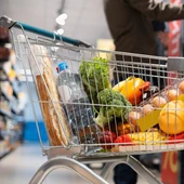 Carro de la compra lleno de alimentos en un supermercado Carro de la compra lleno de alimentos en un supermercado