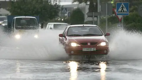 Imagen de archivo de unos coches en una vía inundada en Castellón. Imagen de archivo de unos coches en una vía inundada en Castellón.