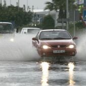 Imagen de archivo de unos coches en una vía inundada en Castellón.