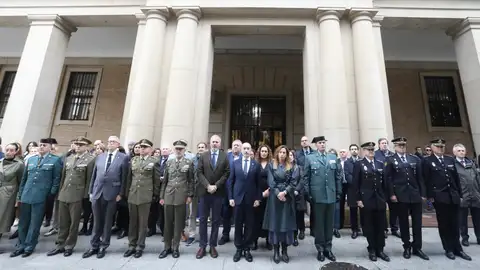 Minuto de silencio frente a la Delegación del Gobierno en Aragón Minuto de silencio frente a la Delegación del Gobierno en Aragón