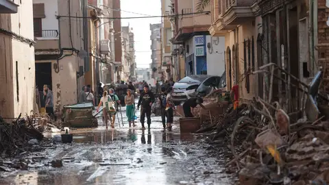Cómo ayudar en la DANA con Cruz Roja y Atresmedia: SMS, Bizum, llamada y otras vías para enviar dinero a los afectados Cómo ayudar en la DANA con Cruz Roja y Atresmedia: SMS, Bizum, llamada y otras vías para enviar dinero a los afectados/ .EFE/Manuel Bruque