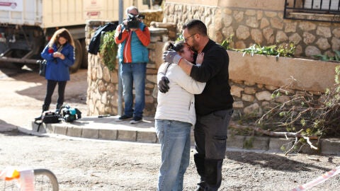 Un hombre consuela a una mujer en Letur (Albacete) este jueves cuando contin&uacute;an las labores de desescombro y la b&uacute;squeda de los desaparecidos tras el paso de la DANA.