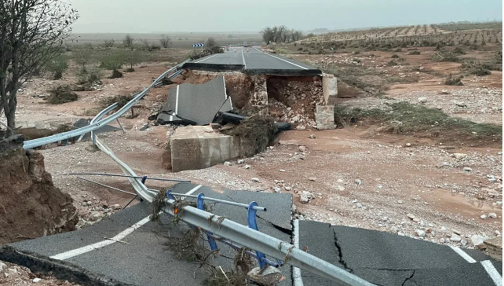 Daños en la carretera que une la provincia de Cuenca con la de Valencia Daños en la carretera que une la provincia de Cuenca con la de Valencia