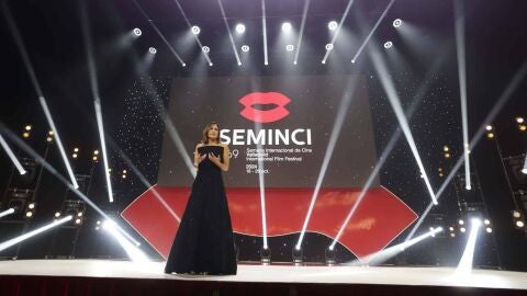 La periodista Elena S&aacute;nchez, durante la gala de clausura de la 69 Seminci en el Teatro Calder&oacute;n de Valladolid