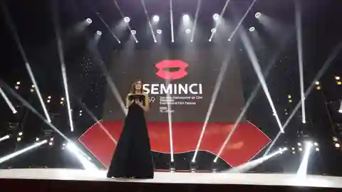 La periodista Elena Sánchez, durante la gala de clausura de la 69 Seminci en el Teatro Calderón de Valladolid La periodista Elena Sánchez, durante la gala de clausura de la 69 Seminci en el Teatro Calderón de Valladolid
