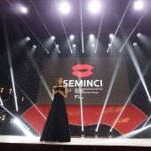 La periodista Elena Sánchez, durante la gala de clausura de la 69 Seminci en el Teatro Calderón de Valladolid