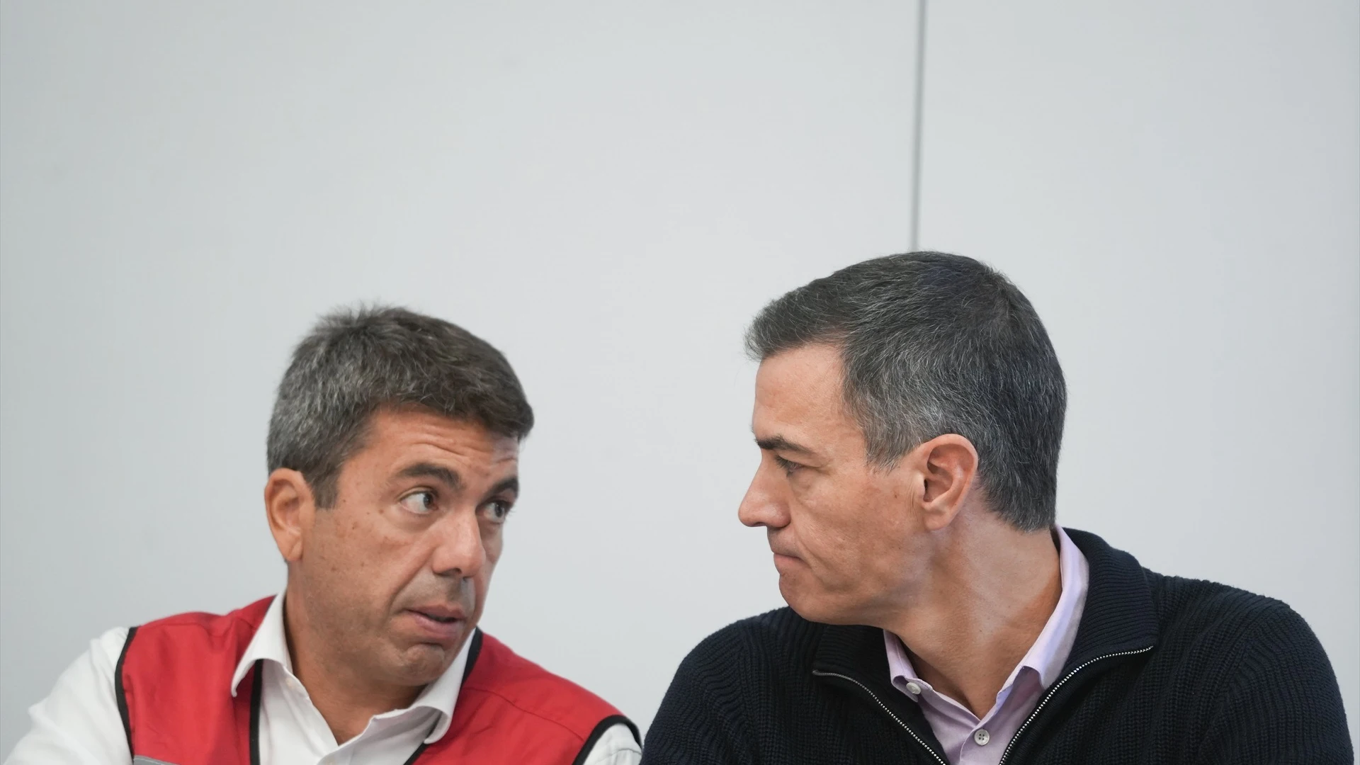 El presidente de la Generalitat valenciana, Carlos Maz&oacute;n (i) y el presidente del Gobierno, Pedro S&aacute;nchez (d), durante una reuni&oacute;n en el Centro de Coordinaci&oacute;n Operativo Integrado (CECOPI) de la Comunitat Valenciana, a 31 de octubre de 2024, en L'Eliana, Valencia, Comunidad Valenciana (Espa&ntilde;a).