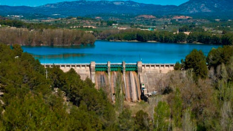 La Confederaci&oacute;n Hidrogr&aacute;fica del J&uacute;car hace desembalse &quot;t&eacute;cnico&quot; del pantano de El Regajo