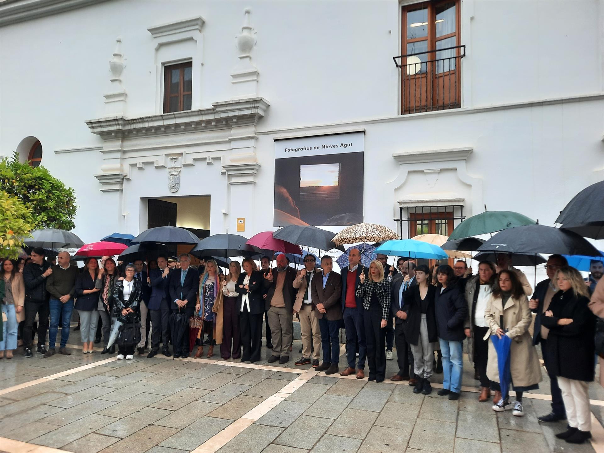 Un minuto de silencio a las puertas de la Asamblea de Extremadura transmite solidaridad con los afectados Un minuto de silencio a las puertas de la Asamblea de Extremadura transmite solidaridad con los afectados