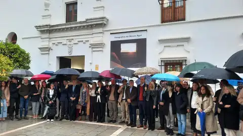Minuto de silencio en las puertas de la Asamblea de Extremadura en solidaridad con los afectados por la DANA en Comunidad Valenciana, Castilla-La Mancha y Andalucía Minuto de silencio en las puertas de la Asamblea de Extremadura en solidaridad con los afectados por la DANA en Comunidad Valenciana, Castilla-La Mancha y Andalucía