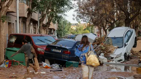 Vista de una calle afectada en Paiporta, tras las fuertes lluvias causadas por la DANA. Vista de una calle afectada en Paiporta, tras las fuertes lluvias causadas por la DANA. EFE/Manu Bruque