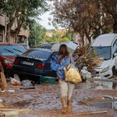 Vista de una calle afectada en Paiporta, tras las fuertes lluvias causadas por la DANA. EFE/Manu Bruque