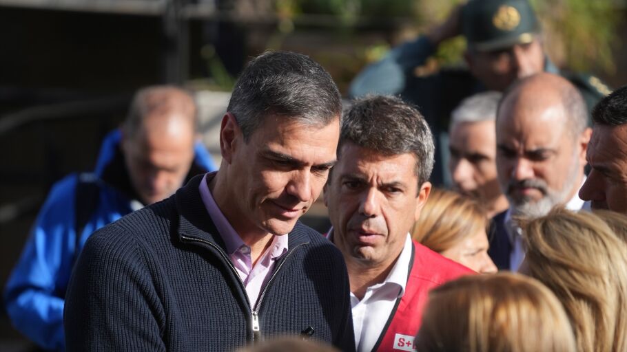 Pedro S&aacute;nchez y Carlos Maz&oacute;n en el centro de coordinaci&oacute;n de las labores de emergencia por la Dana